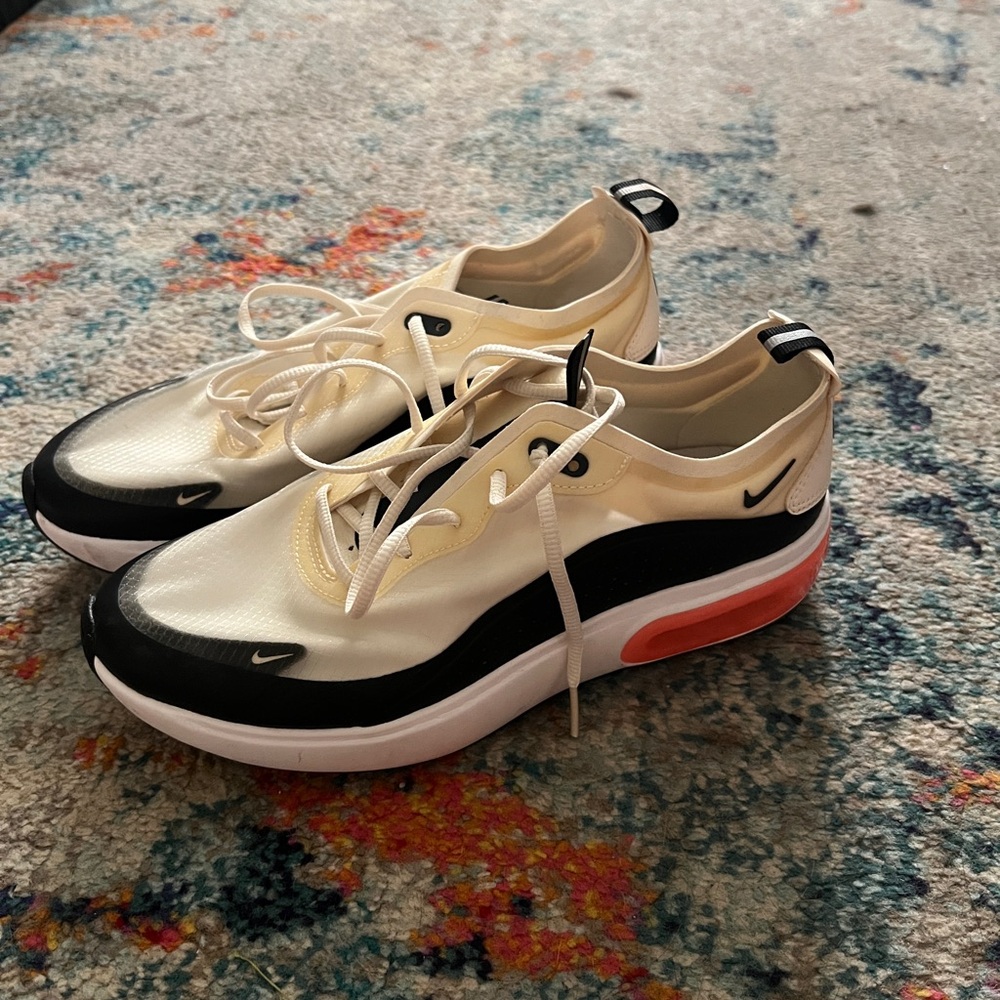 Women’s Nike Airmaxes